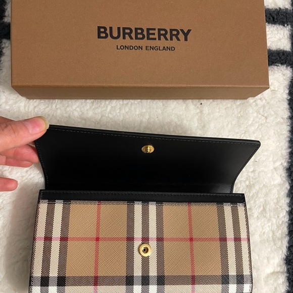 Brand New in box Beautiful BURBERRY Ladies Wallet !!! - Picture 3 of 11
